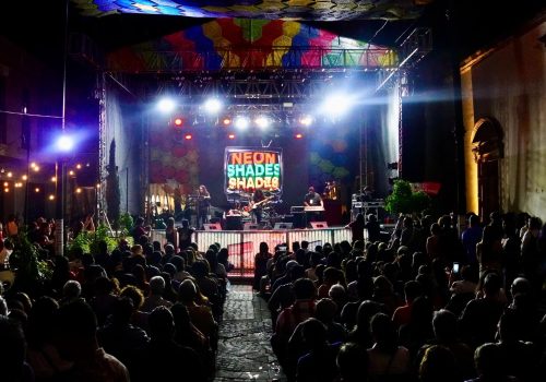 CONQUISTAN EL CORREDOR CULTURAL CARRANZA LOS GRUPOS NEÓN SHADES Y FÁRMACOS