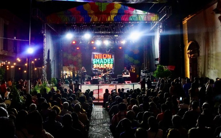 CONQUISTAN EL CORREDOR CULTURAL CARRANZA LOS GRUPOS NEÓN SHADES Y FÁRMACOS