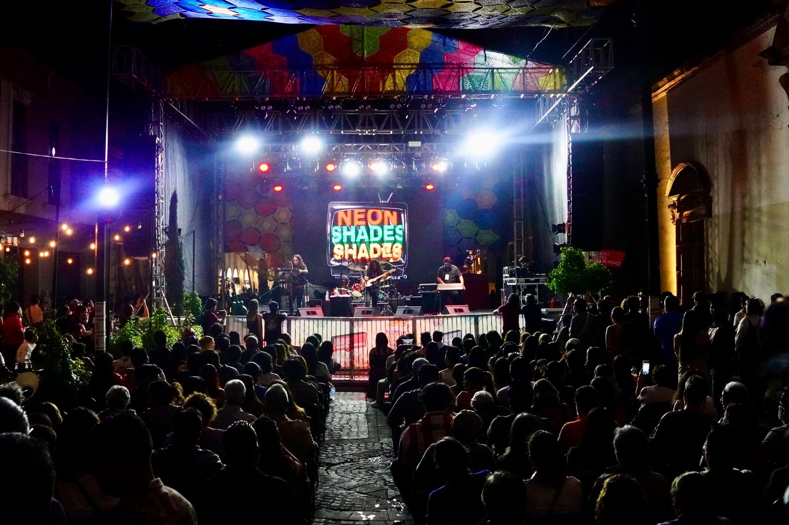 CONQUISTAN EL CORREDOR CULTURAL CARRANZA LOS GRUPOS NEÓN SHADES Y FÁRMACOS