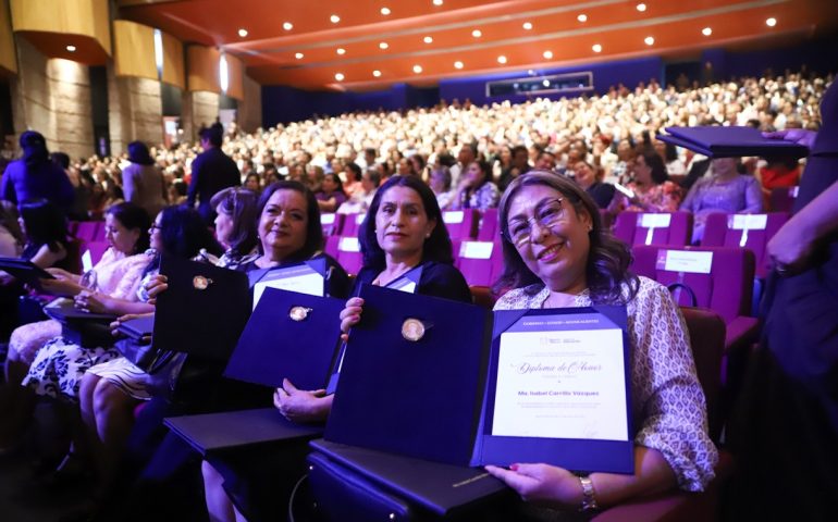 ENCABEZA TERE JIMÉNEZ FESTEJOS POR EL DÍA DEL MAESTRO Y RECONOCE LABOR DEL MAGISTERIO DE AGUASCALIENTES