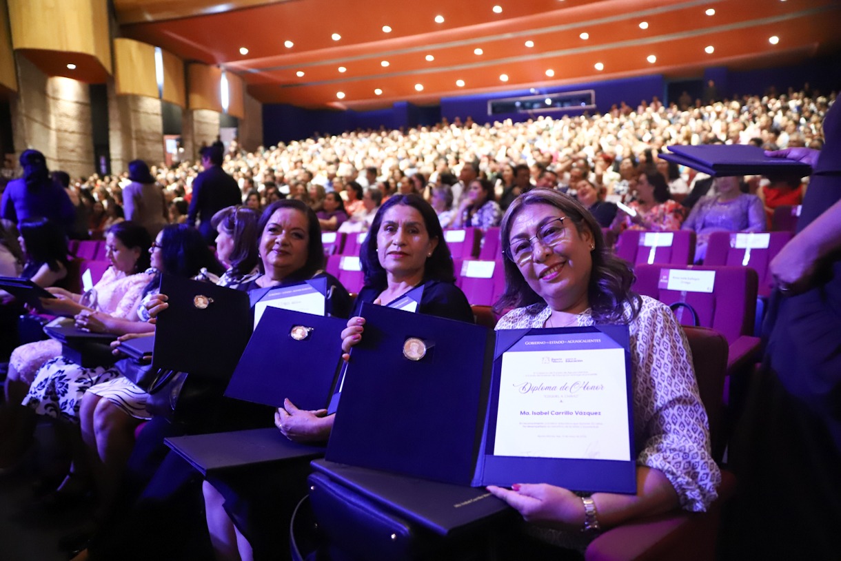 ENCABEZA TERE JIMÉNEZ FESTEJOS POR EL DÍA DEL MAESTRO Y RECONOCE LABOR DEL MAGISTERIO DE AGUASCALIENTES