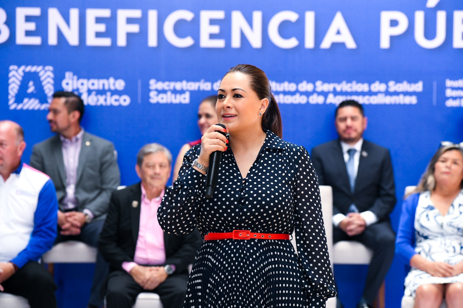ENTREGA TERE JIMÉNEZ LENTES, AUXILIARES AUDITIVOS, ANDADERAS Y SILLAS DE RUEDAS A QUIENES MÁS LO NECESITAN