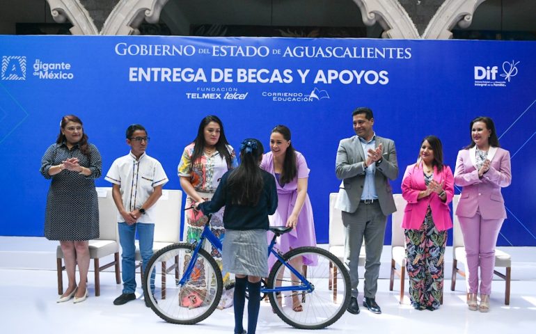 TERE JIMÉNEZ Y LA FUNDACIÓN TELMEX-TELCEL ENTREGAN BECAS Y APOYOS A QUIENES MÁS LO NECESITAN