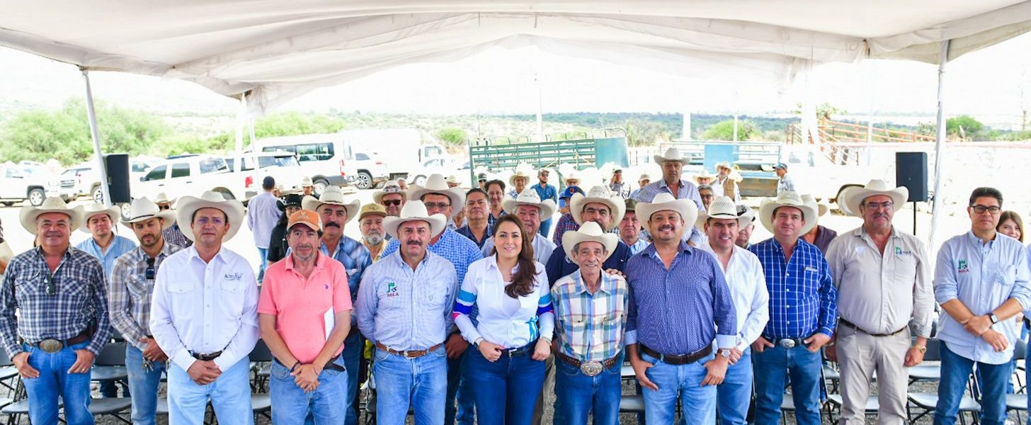 TERE JIMÉNEZ ENTREGA APOYO A GANADEROS COMO PARTE DEL PROGRAMA DE MEJORAMIENTO GENÉTICO