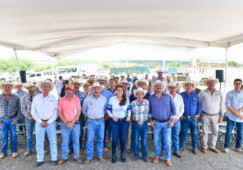 TERE JIMÉNEZ ENTREGA APOYO A GANADEROS COMO PARTE DEL PROGRAMA DE MEJORAMIENTO GENÉTICO