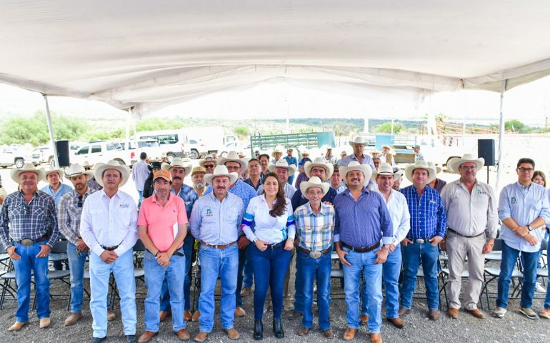 TERE JIMÉNEZ ENTREGA APOYO A GANADEROS COMO PARTE DEL PROGRAMA DE MEJORAMIENTO GENÉTICO
