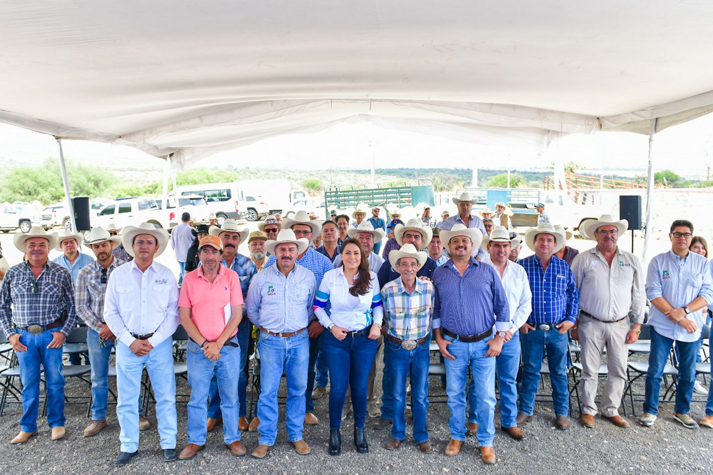TERE JIMÉNEZ ENTREGA APOYO A GANADEROS COMO PARTE DEL PROGRAMA DE MEJORAMIENTO GENÉTICO