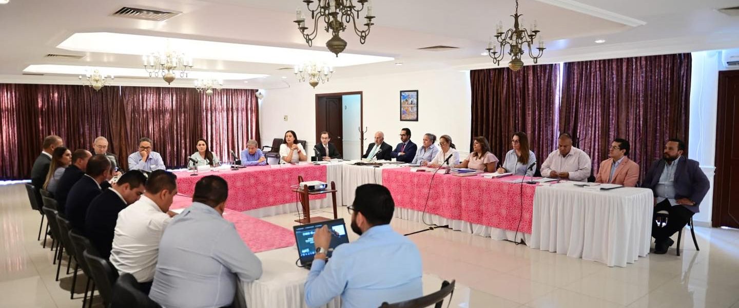 🏥✨ Hoy acompañé con orgullo a nuestra Gobernadora Tere Jiménez en la firma de las escrituras para la creación del nuevo Hospital de Traumatología del IMSS, que será construido en Pabellón de Arteaga.