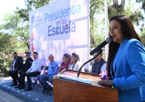 🇲🇽 Esta mañana acompañamos con orgullo los Honores a la Bandera en la Escuela 16 de Septiembre, en la comunidad de Santiago, conmemorando al heroico Escuadrón 201.