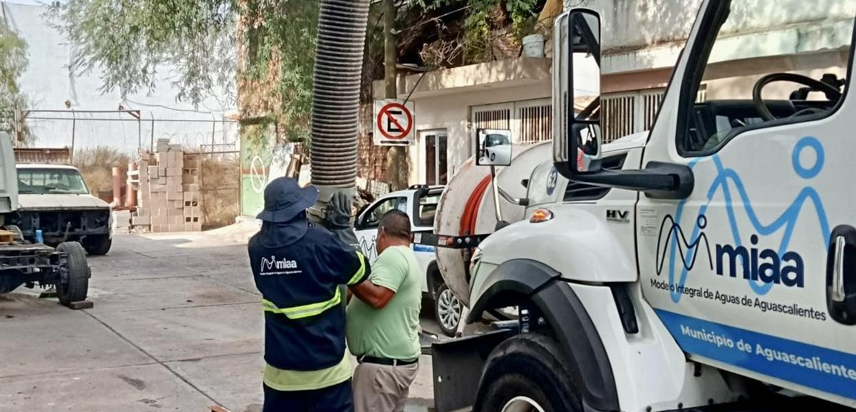 🕳️⛏️ Estamos realizando trabajos de limpieza y desazolve en pozos de visita y alcantarillas, dando atención a sus peticiones y continuando con el plan de acción en esta temporada de lluvias.