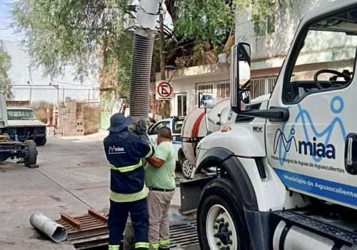 🕳️⛏️ Estamos realizando trabajos de limpieza y desazolve en pozos de visita y alcantarillas, dando atención a sus peticiones y continuando con el plan de acción en esta temporada de lluvias.