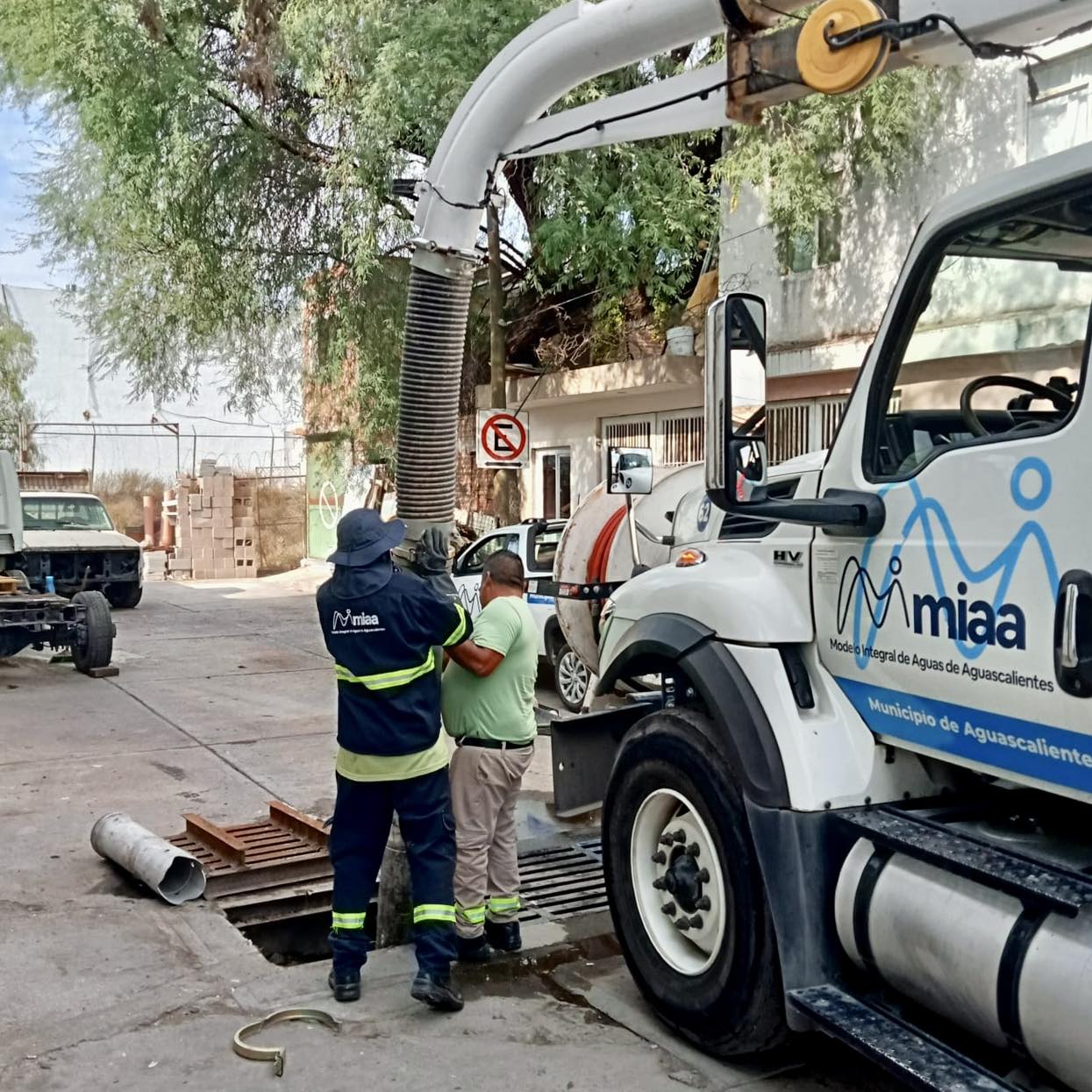 🕳️⛏️ Estamos realizando trabajos de limpieza y desazolve en pozos de visita y alcantarillas, dando atención a sus peticiones y continuando con el plan de acción en esta temporada de lluvias.