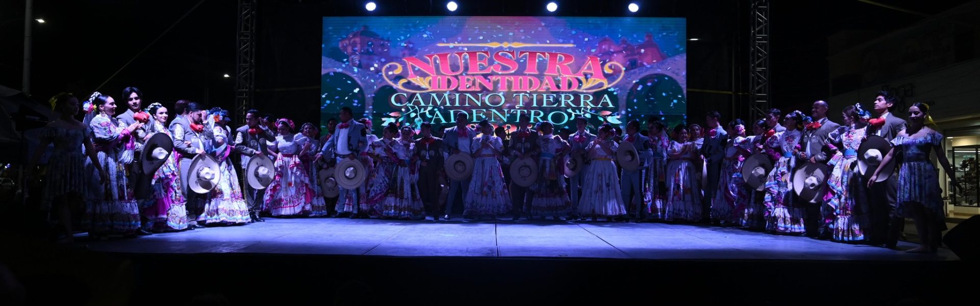 🎭✨ ¡Qué orgullo vivir una noche llena de arte, cultura y tradición en el corazón de Pabellón de Arteaga!