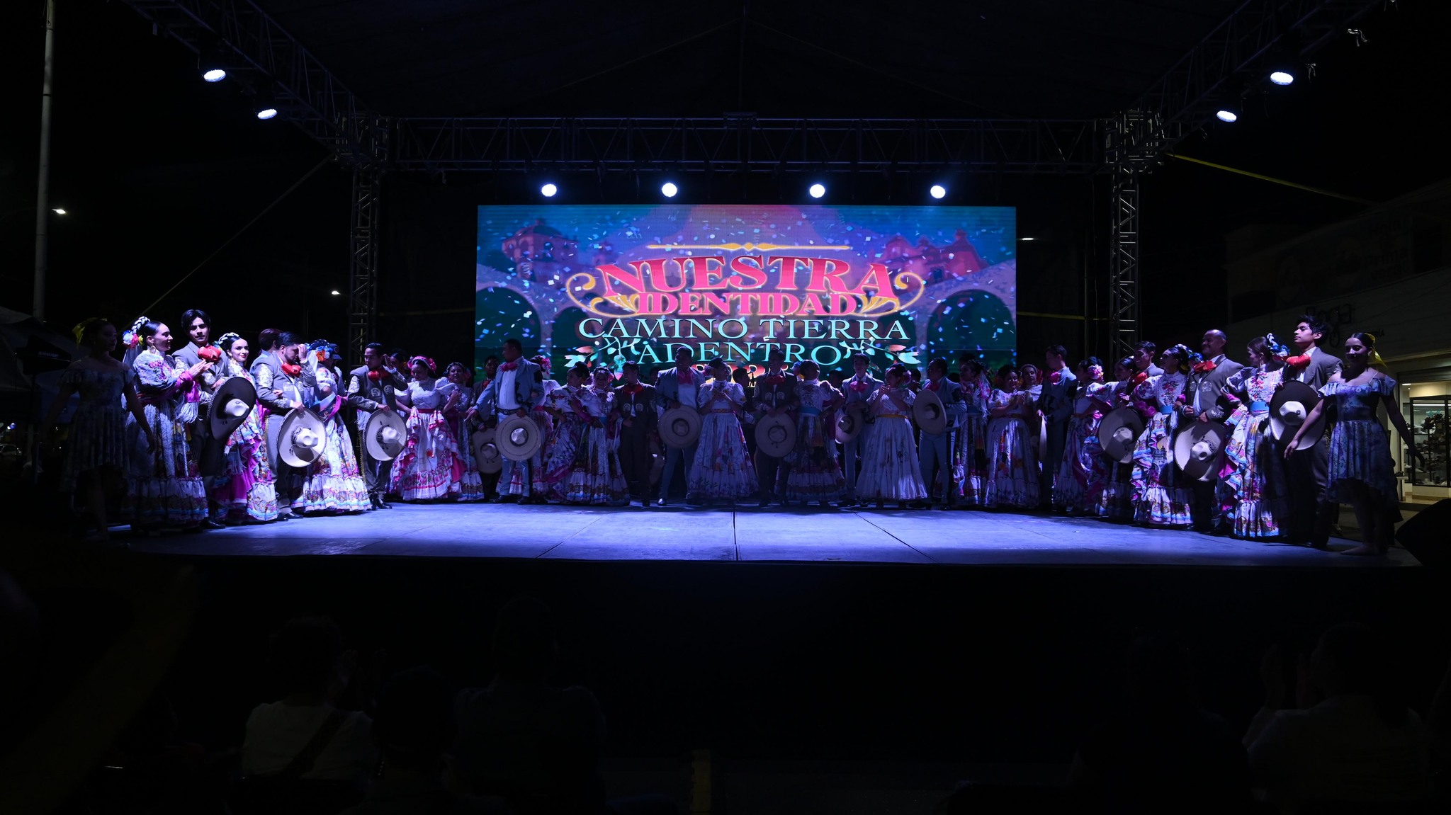 🎭✨ ¡Qué orgullo vivir una noche llena de arte, cultura y tradición en el corazón de Pabellón de Arteaga!