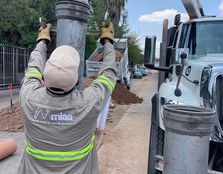 🚧⚠️🚧 Realizamos una succión y desazolve para brindar apoyo a la cuadrilla operativa de rehabilitación y saneamiento de alcantarillado. 👷👍🚛