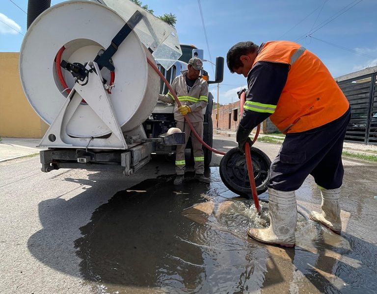 ✅🕳️🚛 Continuamos con los trabajos de desazolve de pozos de visita y caimanes, para evitar se generen taponamientos que provoquen brote de agua a la superficie. 👷🚧👍
