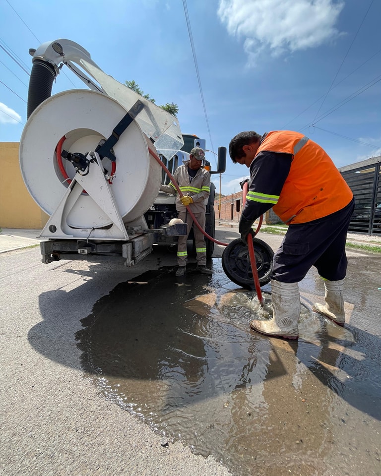 ✅🕳️🚛 Continuamos con los trabajos de desazolve de pozos de visita y caimanes, para evitar se generen taponamientos que provoquen brote de agua a la superficie. 👷🚧👍