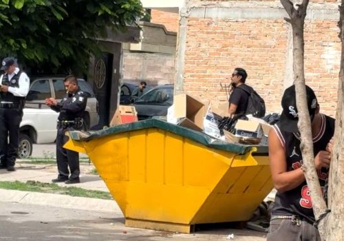 Motosicarios intentaron ejecutar a un sujeto en pleno tianguis de Ex Viñedos Guadalupe: Ya traían su cartulina con narcomensaje.