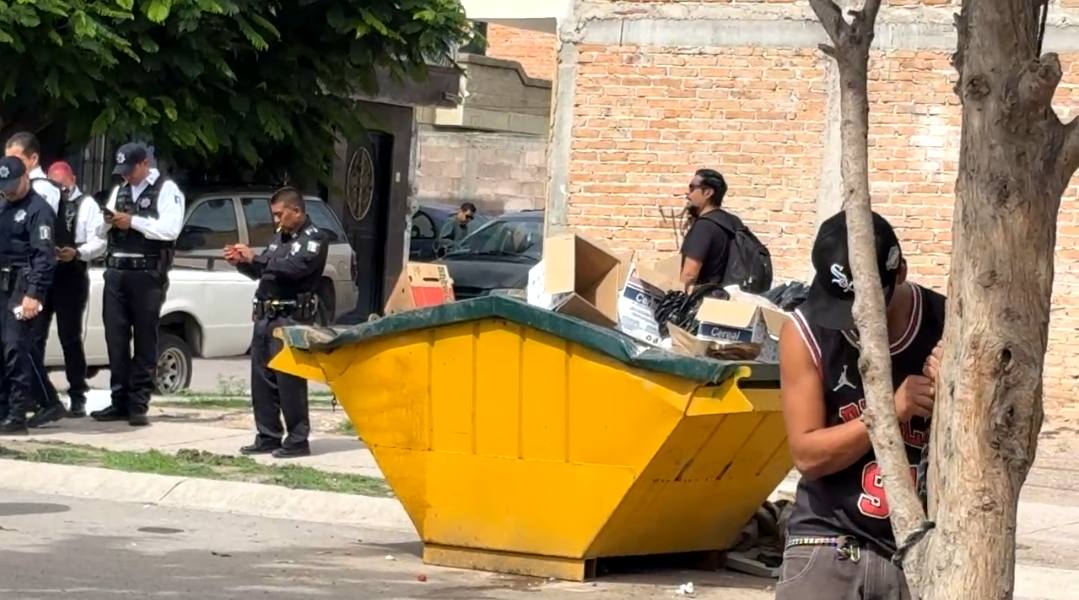 Motosicarios intentaron ejecutar a un sujeto en pleno tianguis de Ex Viñedos Guadalupe: Ya traían su cartulina con narcomensaje.