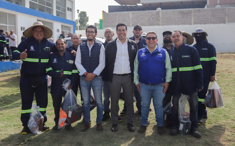 ENTREGA LEO MONTAÑEZ UNIFORMES A PERSONAL DE LA COORDINACIÓN GENERAL DE DELEGACIONES URBANAS Y RURALES