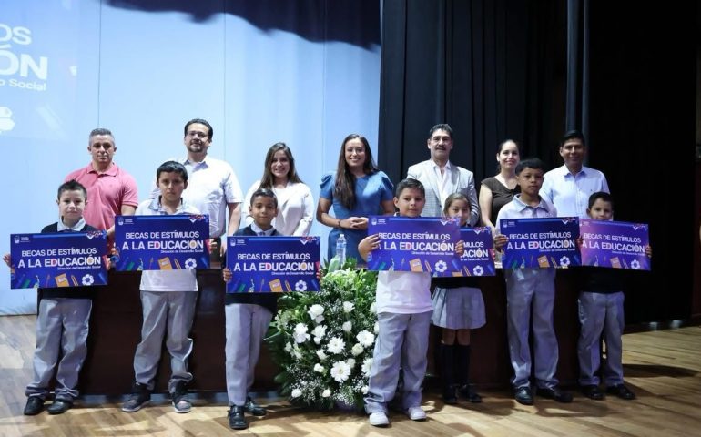 Entregan becas del Programa de Estímulos a la Educación Básica en Pabellón de Arteaga