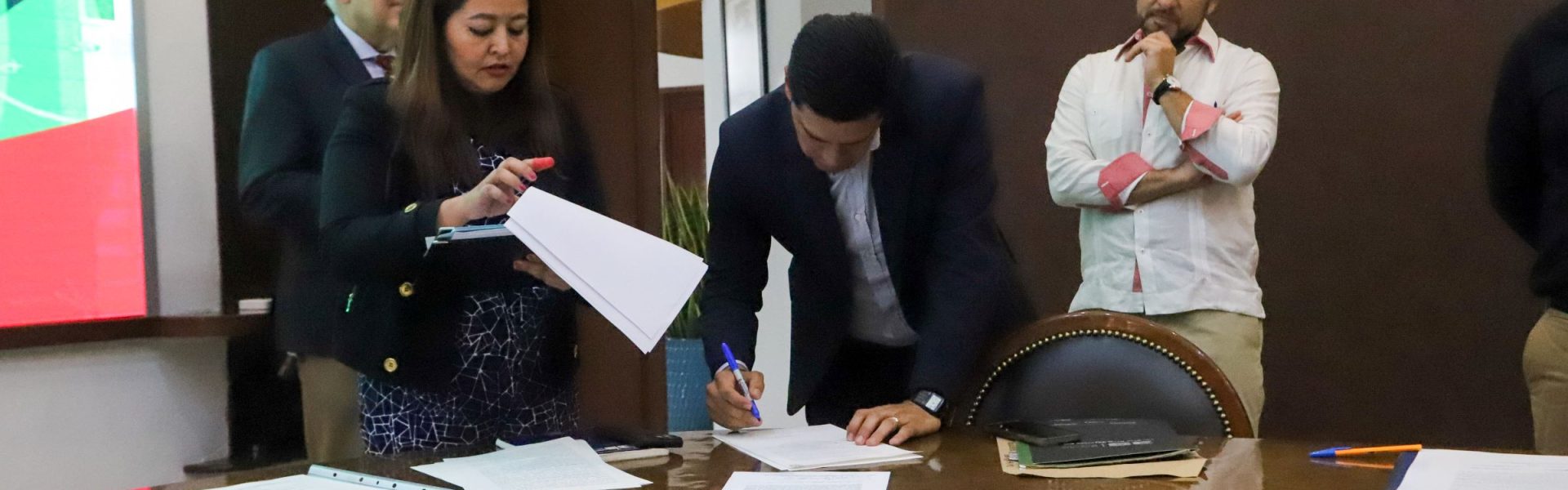 FIRMA MUNICIPIO ESCRITURAS PARA CONSOLIDAR MEJOR EQUIPAMIENTO URBANO Y ESPACIOS EDUCATIVOS