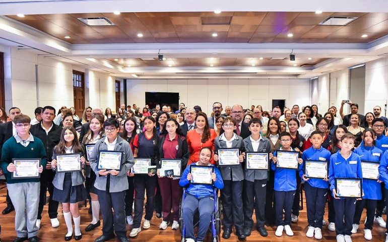 TERE JIMÉNEZ  IMPULSA CON BECAS A ESTUDIANTES BRILLANTES QUE COMPETIRÁN EN ESTADOS UNIDOS Y SINGAPUR