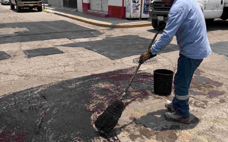 INTENSIFICA OBRAS PÚBLICAS MUNICIPALES TRABAJOS DE BACHEO POR TEMPORADA DE LLUVIAS