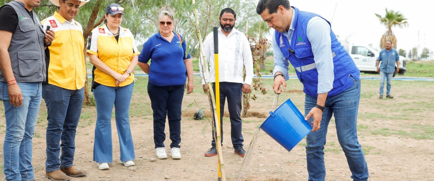 LEO MONTAÑEZ ENCABEZÓ JORNADA DE ARBORIZACIÓN EN EL FRACCIONAMIENTO VILLA TERESA