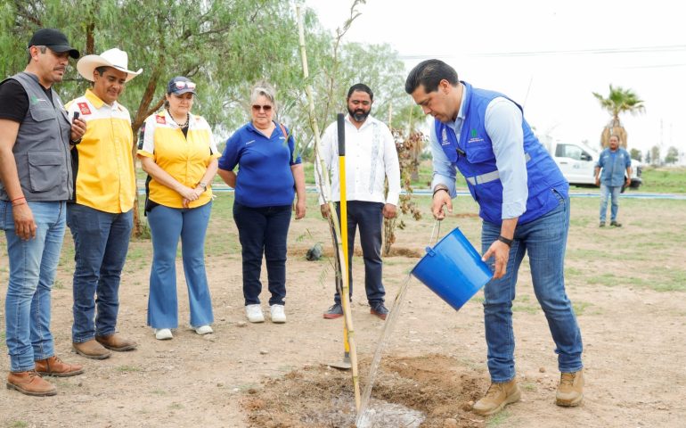 LEO MONTAÑEZ ENCABEZÓ JORNADA DE ARBORIZACIÓN EN EL FRACCIONAMIENTO VILLA TERESA