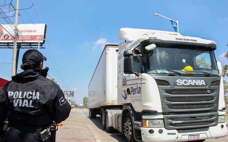 REGULA POLICÍA MUNICIPAL TRÁNSITO DE UNIDADES PESADAS EN LA CIUDAD