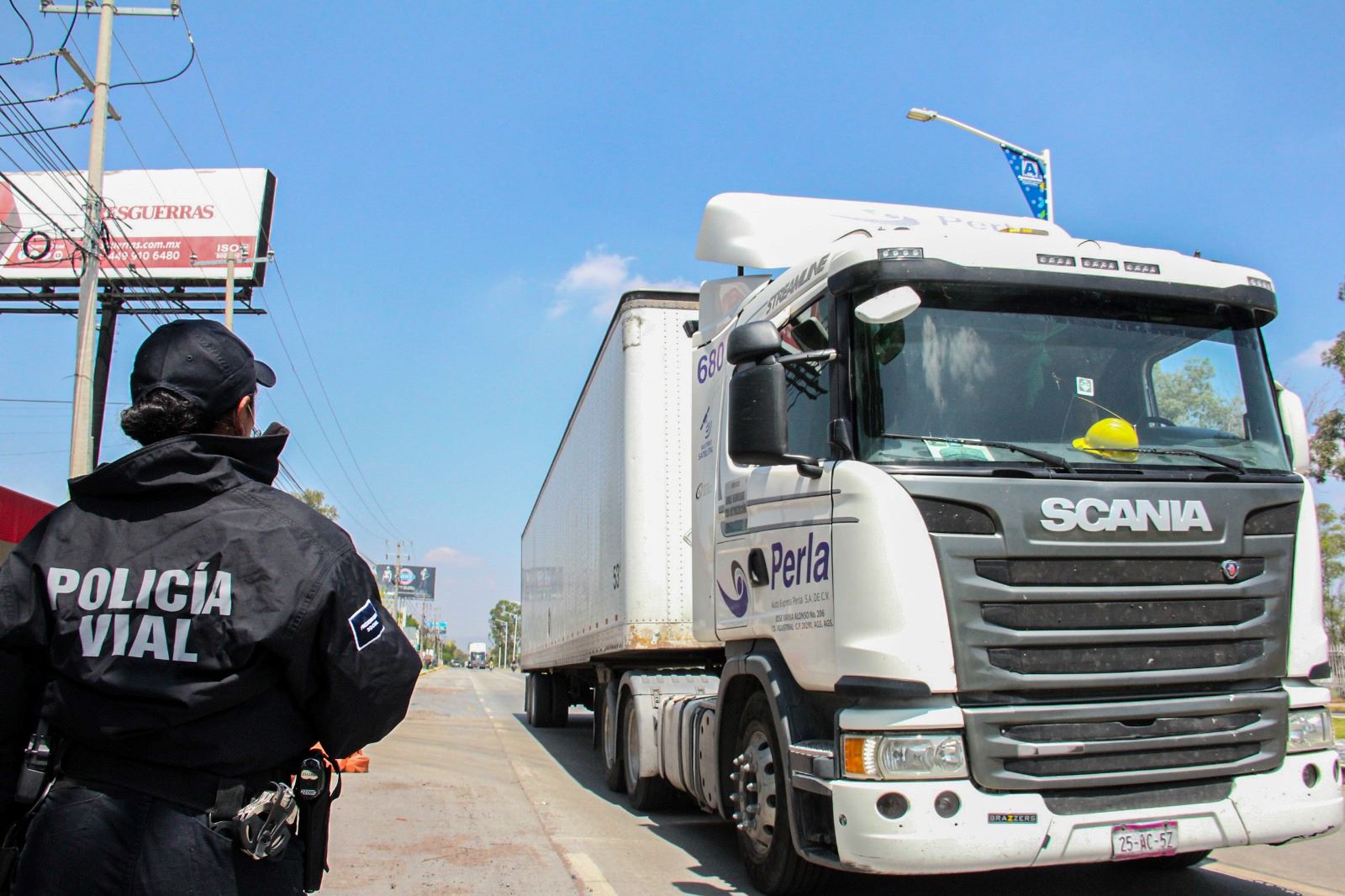 REGULA POLICÍA MUNICIPAL TRÁNSITO DE UNIDADES PESADAS EN LA CIUDAD