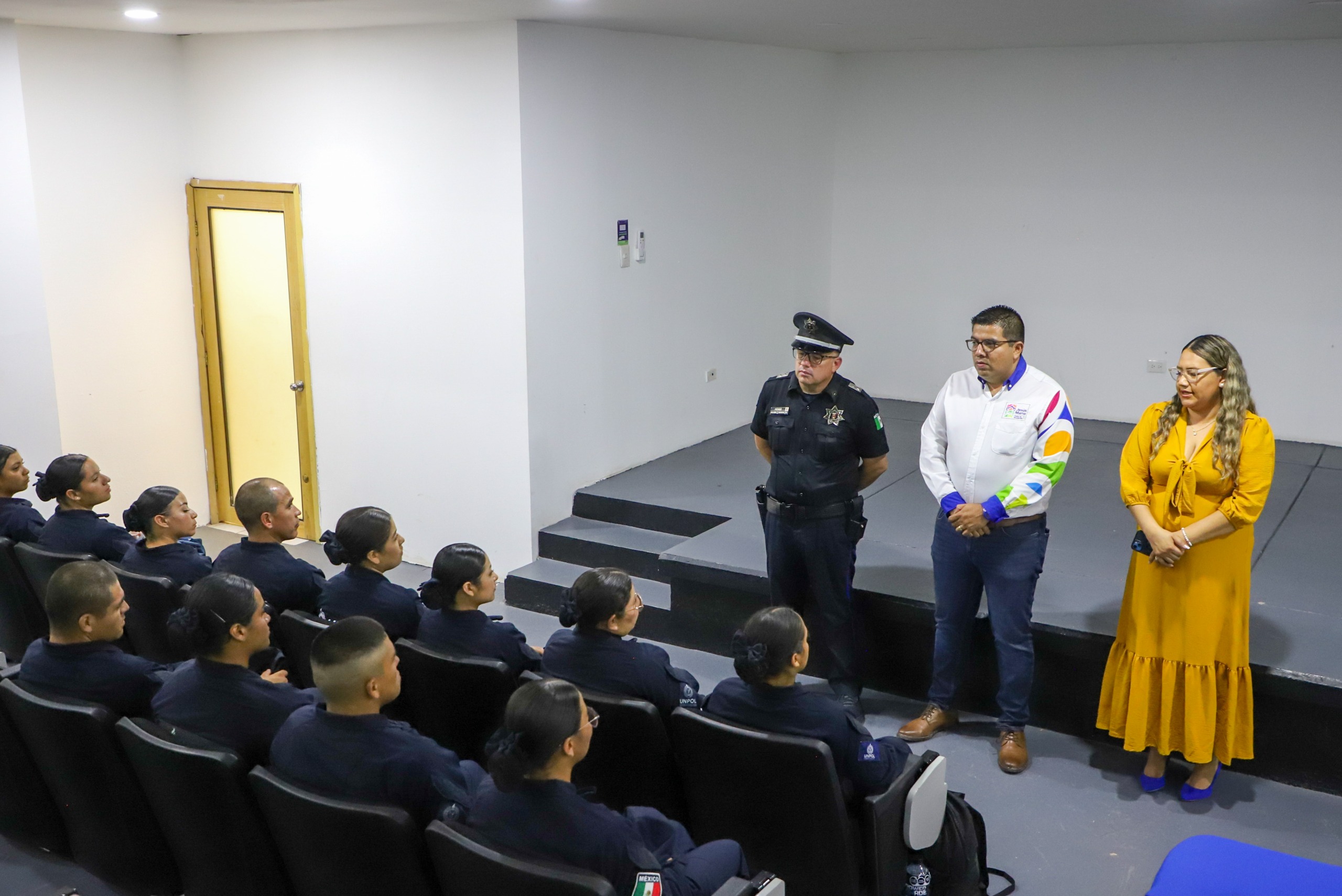 VISITA CÉSAR MEDINA A PRÓXIMOS POLICÍAS DE JESÚS MARÍA