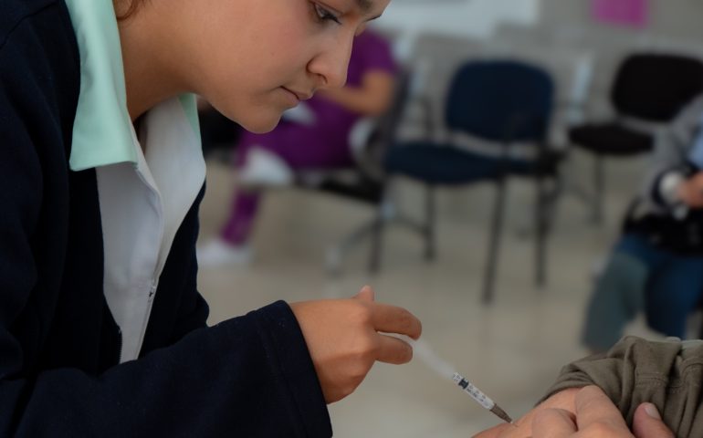 ¡LAS VACUNAS SON GRATUITAS Y SALVAN VIDAS! ACUDE A TU CENTRO DE SALUD Y MANTÉN TU ESQUEMA DE VACUNACIÓN AL DÍA