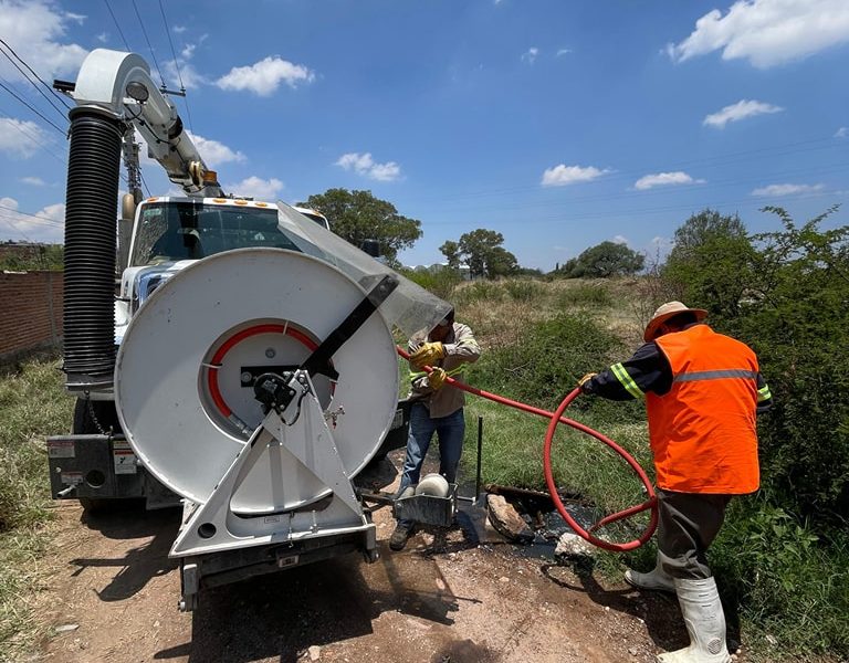 ✅👷 Realizamos un desazolve en un pozo de visita obstruido por diversos tapones, mismos que removimos para solucionar el problema. 🚧🕳️🚧