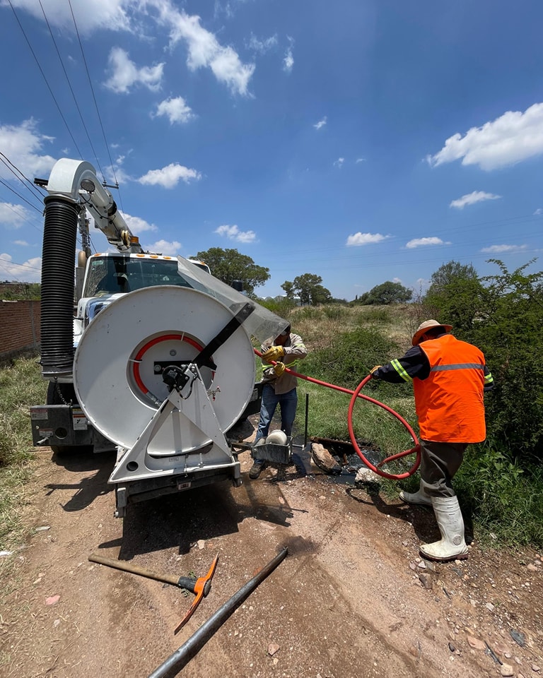 ✅👷 Realizamos un desazolve en un pozo de visita obstruido por diversos tapones, mismos que removimos para solucionar el problema. 🚧🕳️🚧