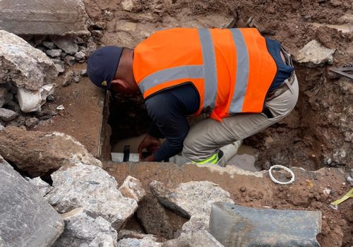 ✅👷 Remplazamos un tramo de tubería de la línea central de conducción de agua potable, ya que se encontraba dañado por lo cual generó un fuga. 💧🔧👍
