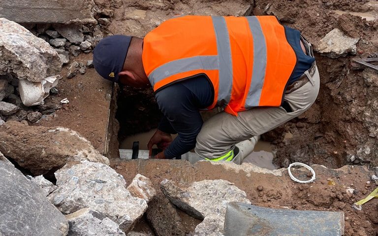 ✅👷 Remplazamos un tramo de tubería de la línea central de conducción de agua potable, ya que se encontraba dañado por lo cual generó un fuga. 💧🔧👍