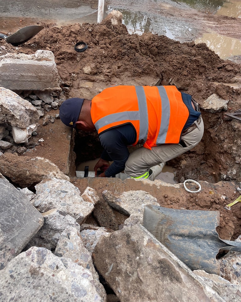 ✅👷 Remplazamos un tramo de tubería de la línea central de conducción de agua potable, ya que se encontraba dañado por lo cual generó un fuga. 💧🔧👍