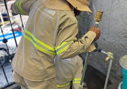 ✅👷 Realizamos la reparación de una fuga de agua potable, en la cuál remplazamos las piezas dañadas para evitar el desperdicio del vital líquido. 👍💧🔧