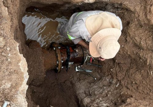 ⚒️💦 Nos encontramos reparando una fuga sobre la tubería central de la red de distribución, la cual no nos permitía que toda la cantidad de agua que se extrae del pozo llegara a sus hogares.