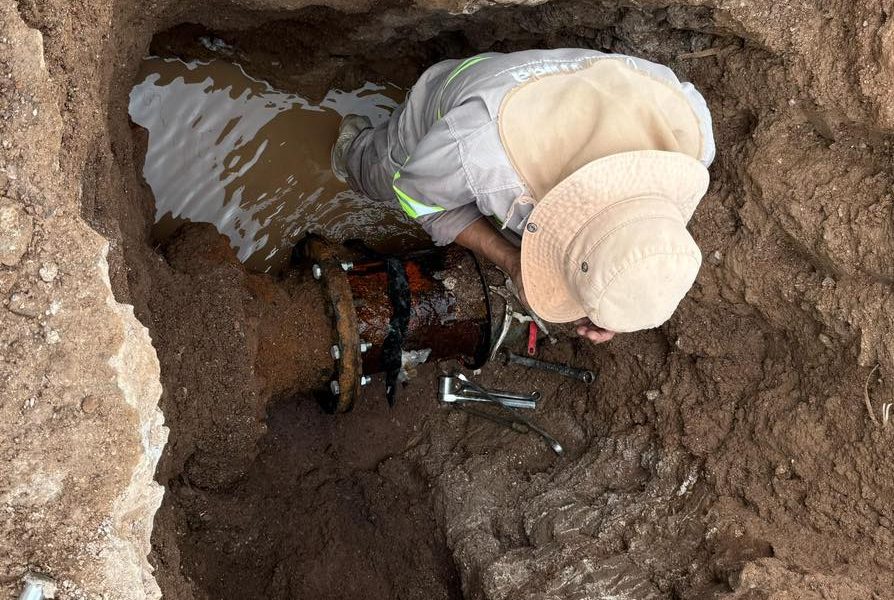 ⚒️💦 Nos encontramos reparando una fuga sobre la tubería central de la red de distribución, la cual no nos permitía que toda la cantidad de agua que se extrae del pozo llegara a sus hogares.