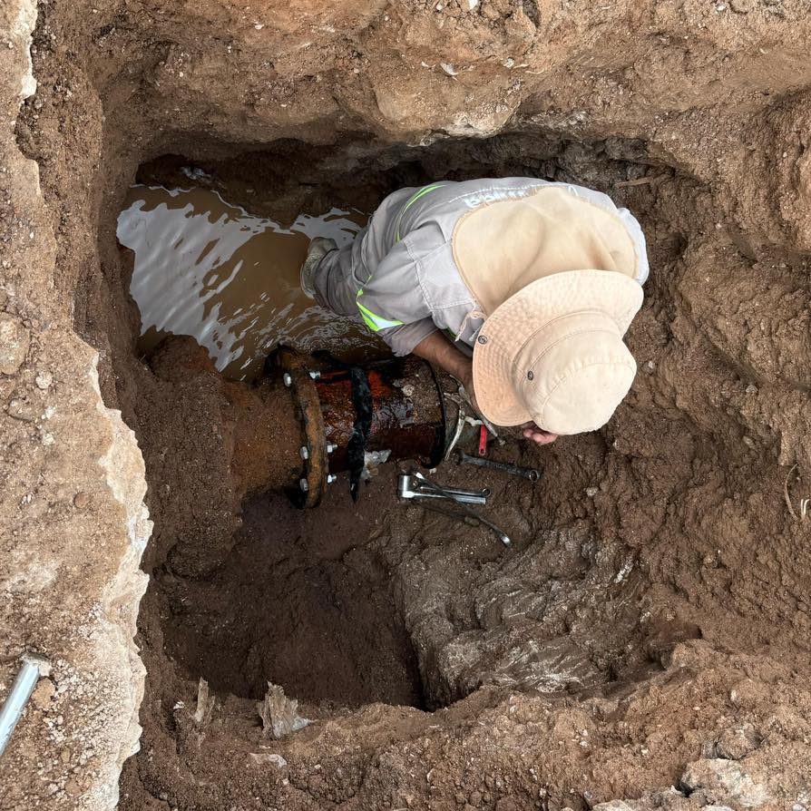 ⚒️💦 Nos encontramos reparando una fuga sobre la tubería central de la red de distribución, la cual no nos permitía que toda la cantidad de agua que se extrae del pozo llegara a sus hogares.