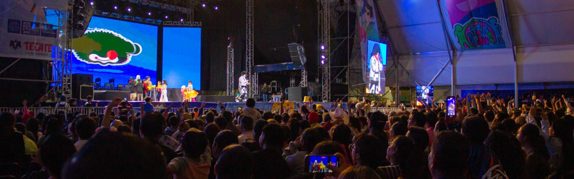 LA COMEDIA CONQUISTÓ EL FORO TECATE EN JESÚS MARÍA 