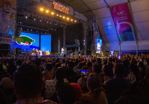 LA COMEDIA CONQUISTÓ EL FORO TECATE EN JESÚS MARÍA 
