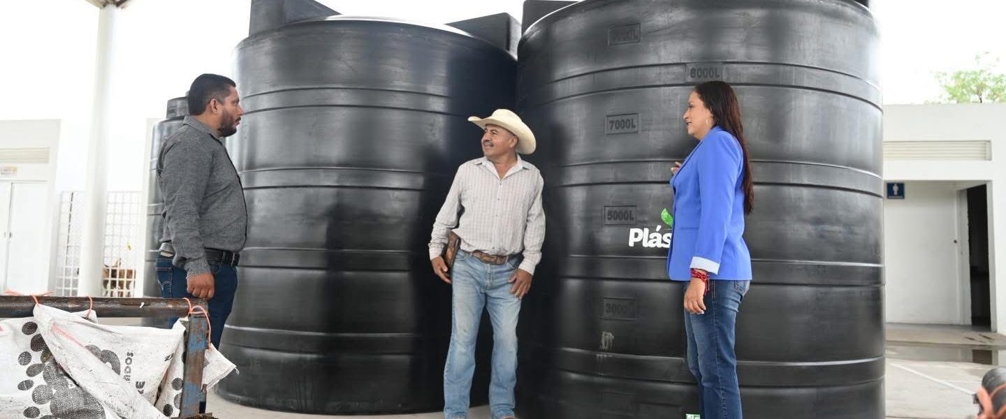 La presidenta municipal Lucero Espinoza entregó cisternas a productoras y productores de Pabellón de Arteaga