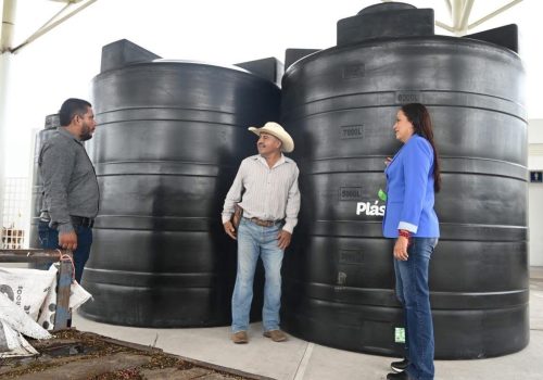 La presidenta municipal Lucero Espinoza entregó cisternas a productoras y productores de Pabellón de Arteaga