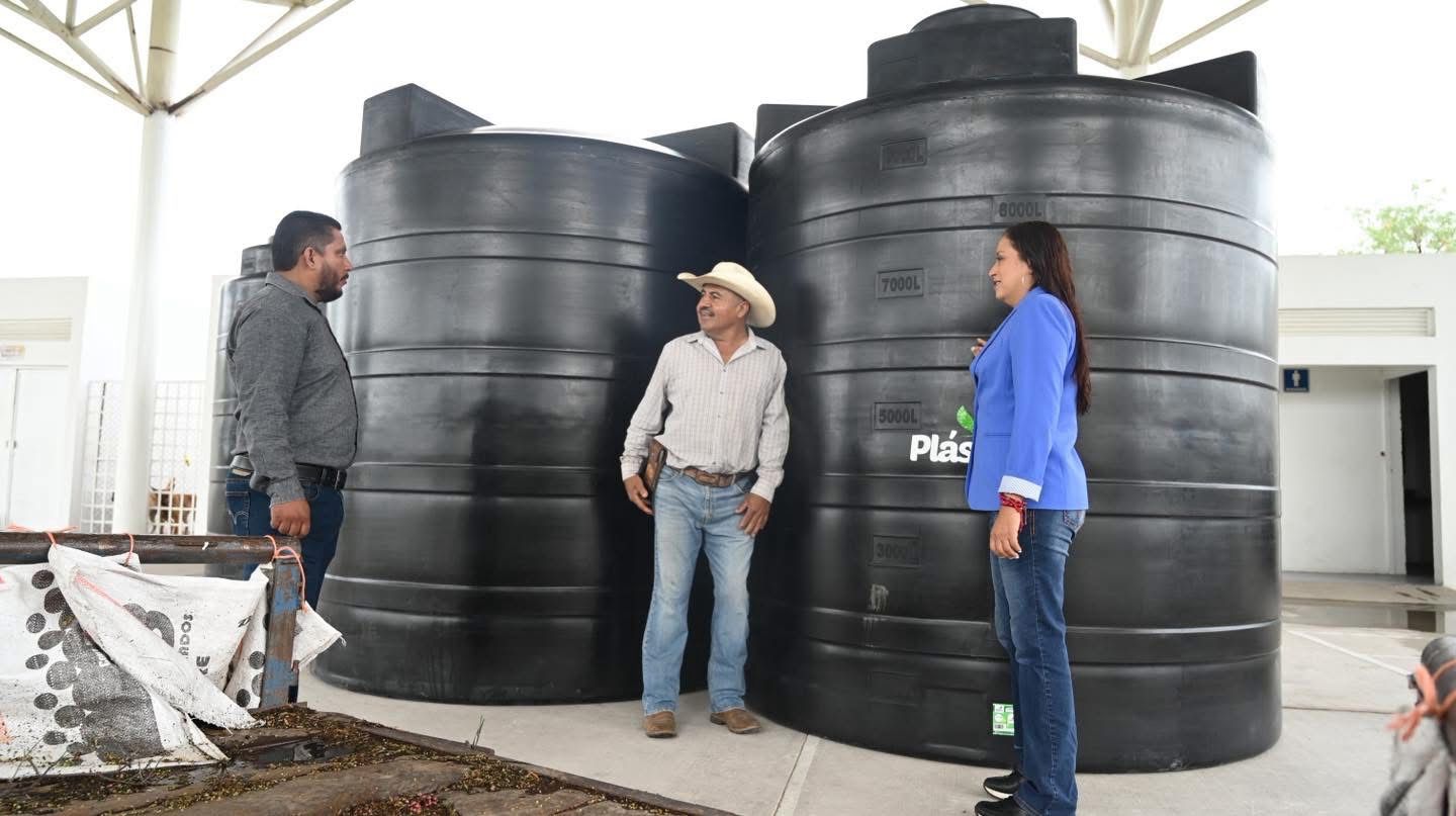 La presidenta municipal Lucero Espinoza entregó cisternas a productoras y productores de Pabellón de Arteaga