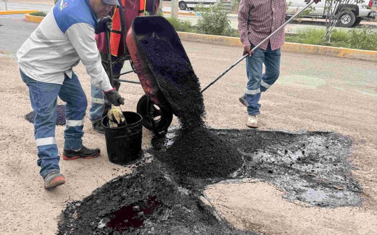 CONTINÚA MUNICIPIO CON EL BACHEO Y LIMPIEZA DE CALLES AFECTADAS POR LA LLUVIA