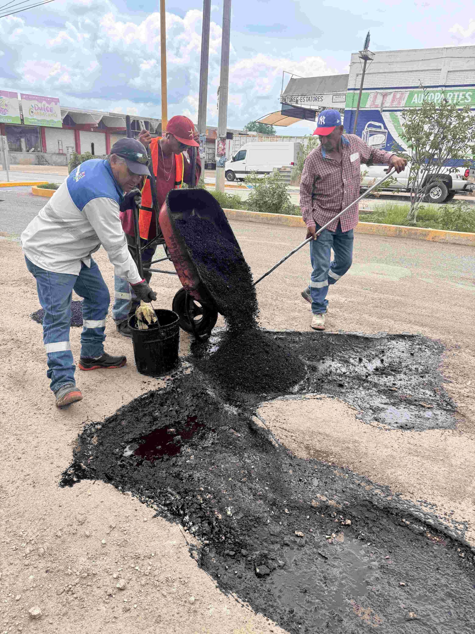 CONTINÚA MUNICIPIO CON EL BACHEO Y LIMPIEZA DE CALLES AFECTADAS POR LA LLUVIA